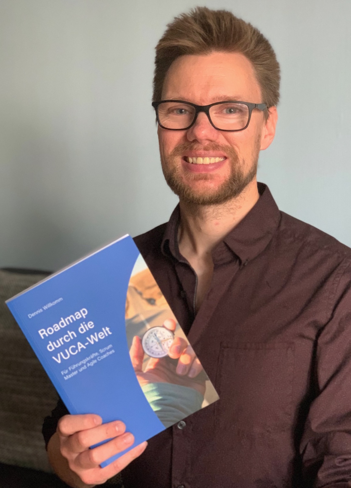 Dennis Willkomm mit seinem Buch Roadmap durch die VUCA-Welt