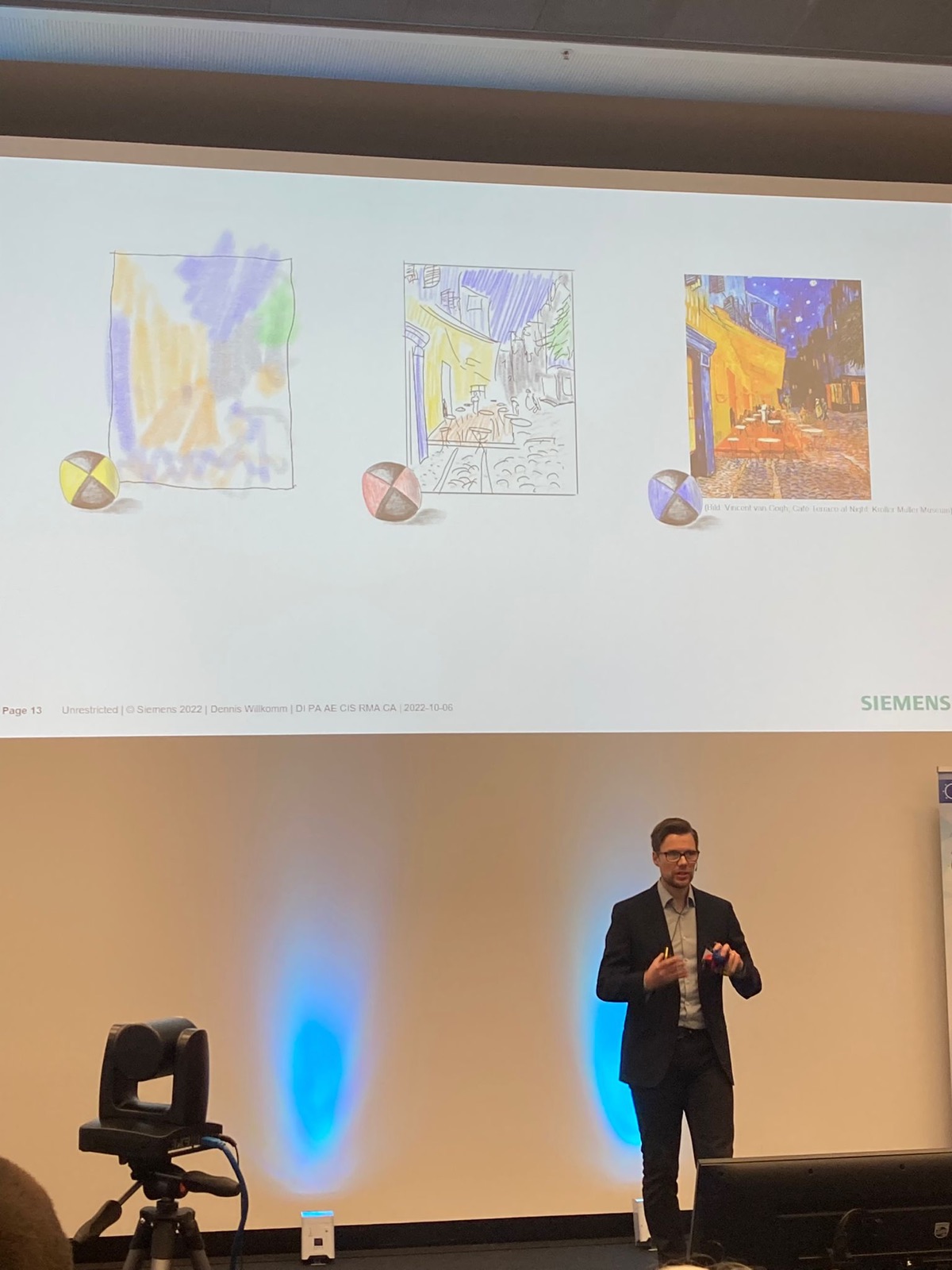 Dennis Willkomm bei einer Keynote auf großer Konferenzbühne