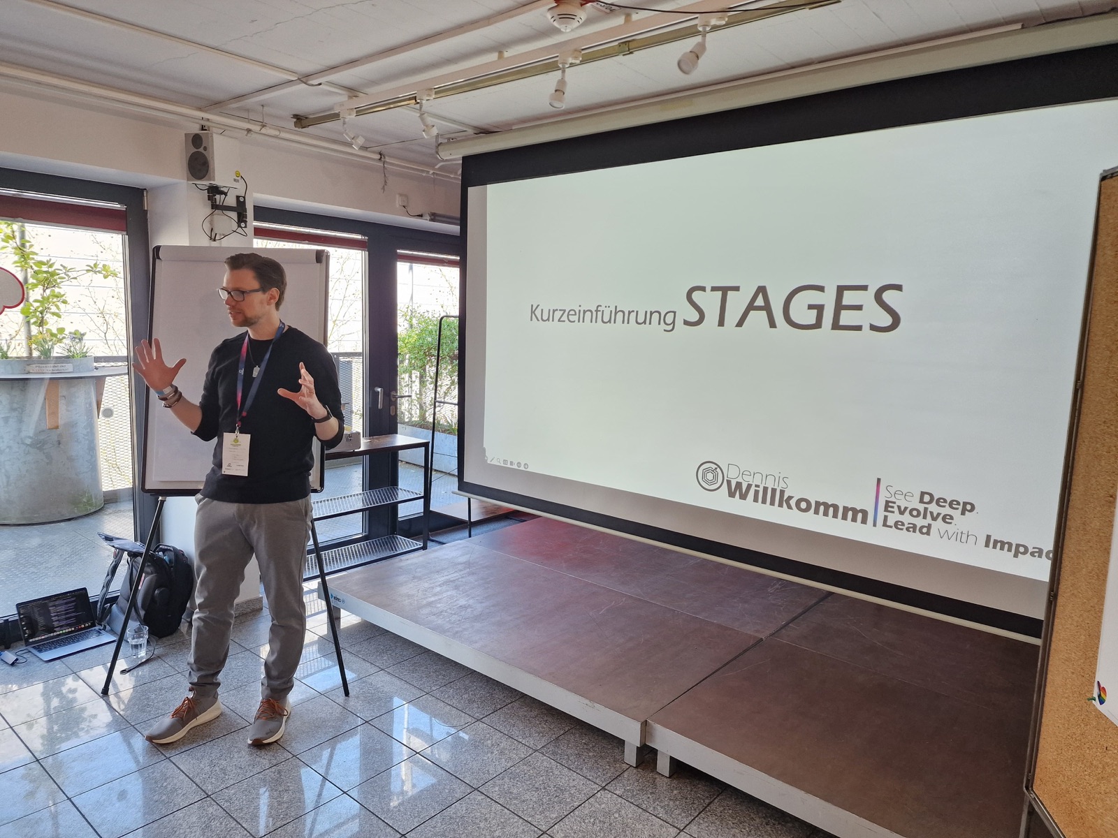 Dennis Willkomm bei einer STAGES-Einführung im Workshop