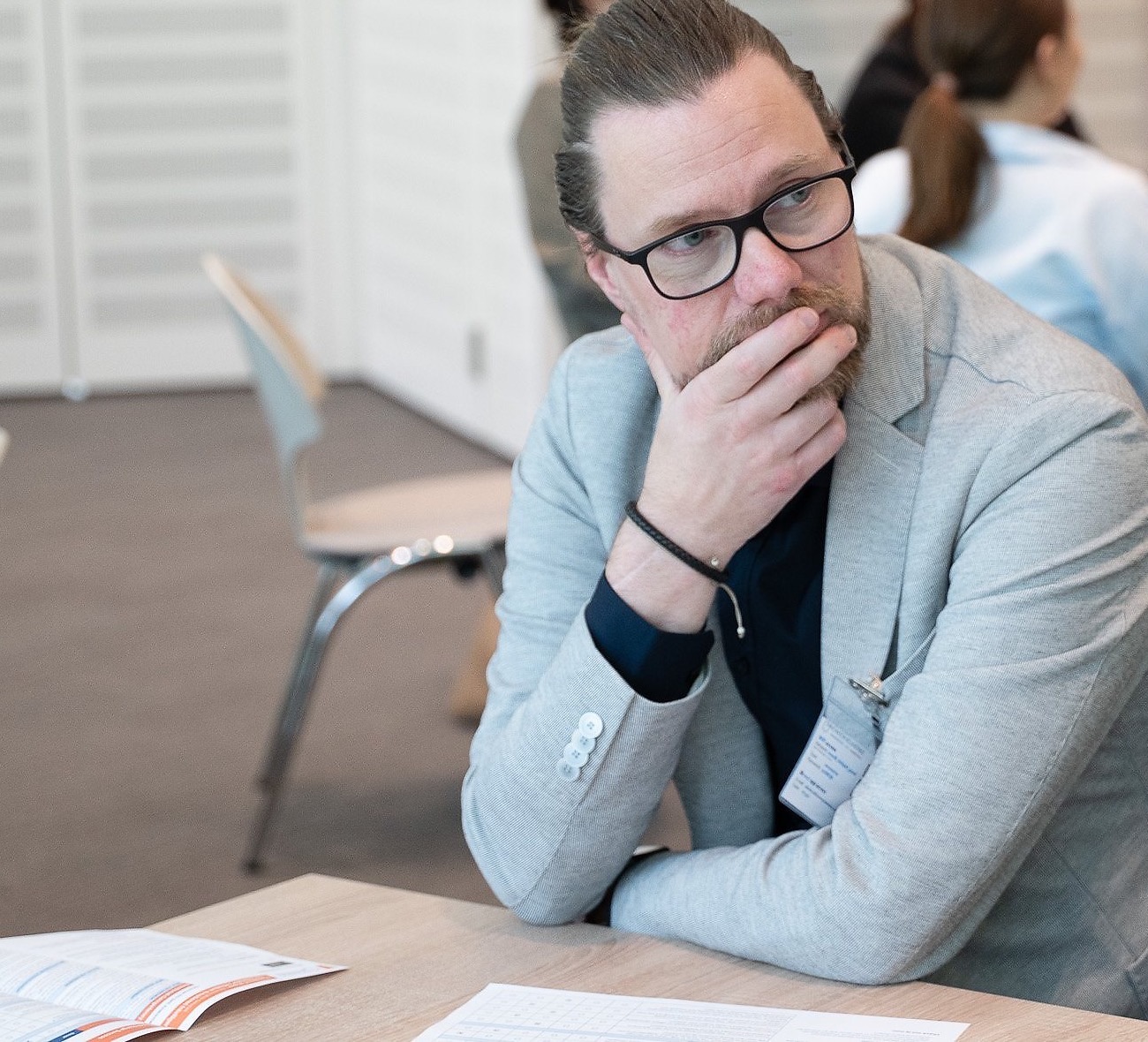 Dennis Willkomm hört in einer Arbeitssituation konzentriert zu